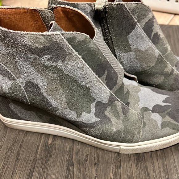 Linea Paolo Felicia suede gray camo Hidden wedge bootie sneaker size 9 - Picture 3 of 4